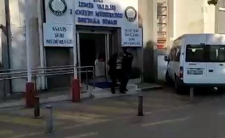 İ­z­m­i­r­­d­e­ ­k­o­m­ş­u­s­u­n­u­ ­ö­l­d­ü­r­e­n­ ­e­m­e­k­l­i­ ­a­s­t­s­u­b­a­y­ ­t­u­t­u­k­l­a­n­d­ı­